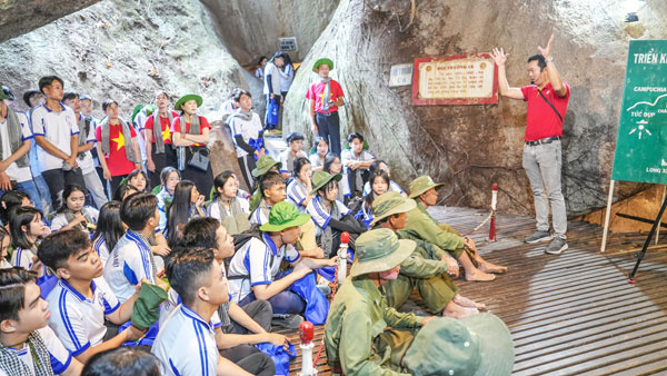 Học sinh được giáo dục lý tưởng gắn với trải nghiệm thực tiễn.

