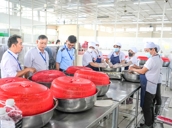 Tăng cường kiểm tra, đặc biệt ở khu vực đông dân cư, chợ truyền thống, bếp ăn tập thể,… bảo đảm bữa ăn hàng ngày phải thực sự an toàn, chất lượng.

