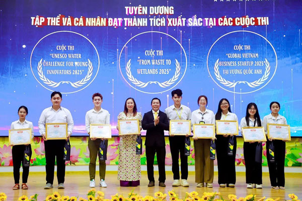 PGS.TS Nguyễn Minh Hòa- Giám đốc ĐH Trà Vinh tuyên dương tập thể và cá nhân xuất sắc qua các cuộc thi.

