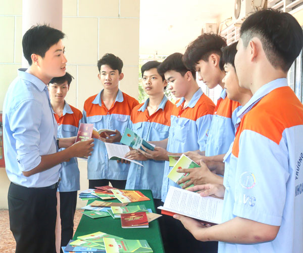 Đoàn viên, thanh niên tìm hiểu sách pháp luật.

