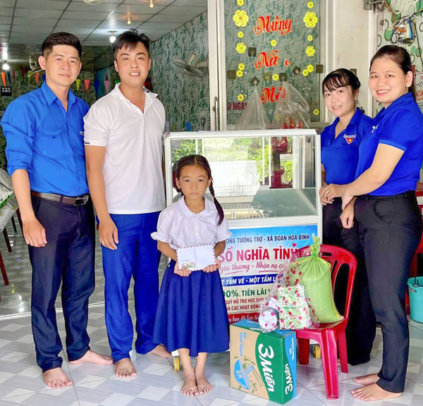 Mô hình “Vé số nghĩa tình” trao phần quà đầu tiên đầy ý nghĩa hỗ trợ học sinh của Trường Tiểu học Thới Hòa A.