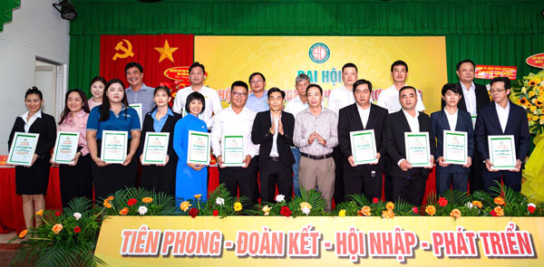 Trao giấy chứng nhận hội viên thuộc Hội Doanh nghiệp phường Sơn Đông.

