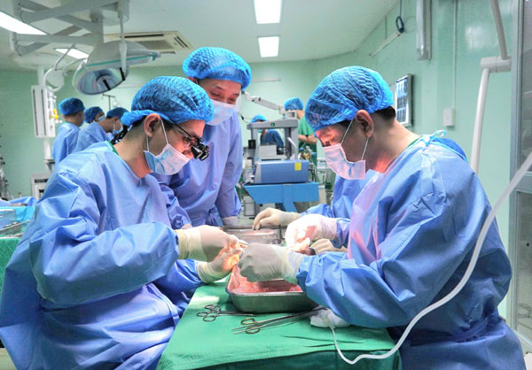 Ê kíp ghép thận của BVĐK Trung ương Cần Thơ đã thực hiện thành công 20 ca ghép thận. Ảnh: S.TRĂNG

