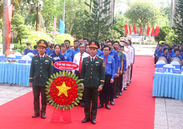 Tuổi trẻ Vĩnh Long báo công dâng Bác tại Đền thờ Chủ tịch Hồ Chí Minh nhân kỷ niệm 136 năm Ngày sinh của Người.


