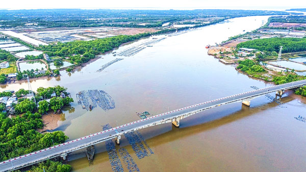 Vĩnh Long đang sở hữu hệ thống giao thông thủy thuộc hàng dày đặc nhất vùng ĐBSCL.

