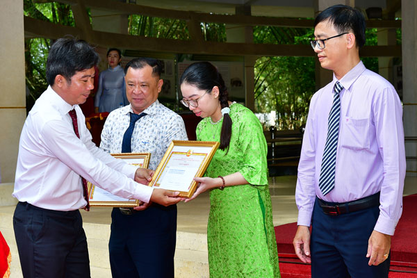 Đồng chí Lâm Hữu Phúc- Phó Giám đốc Sở Văn hóa-TT-DL trao giải cho các đơn vị.

