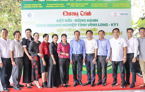 Phó Chủ tịch Thường trực UBND tỉnh- Đặng Văn Chính chụp ảnh cùng các doanh nghiệp.

