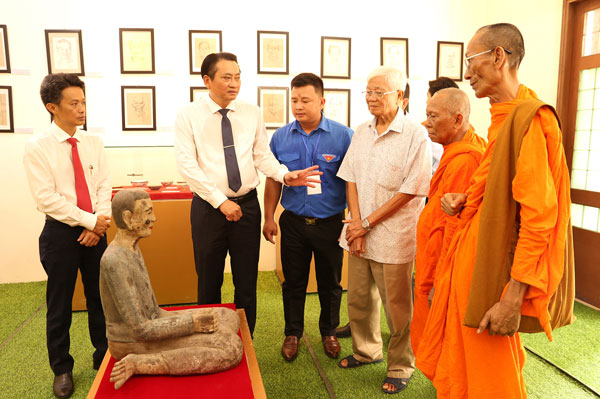 Lãnh đạo tỉnh và Hội Đoàn kết sư sãi yêu nước tỉnh tham quan hiện vật trưng bày tại Bảo tàng Văn hóa dân tộc Khmer tỉnh.

