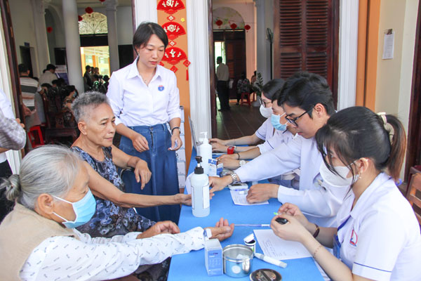 Ngành y tế tổ chức khám sức khỏe định kỳ và tầm soát bệnh lý miễn phí hỗ trợ người dân.

