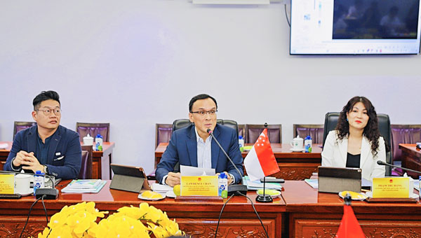 Tập đoàn Sembcorp Industries Ltd (Singapore) đến tìm hiểu cơ hội hợp tác đầu tư tại tỉnh. Ảnh: KHÁNH DUY
