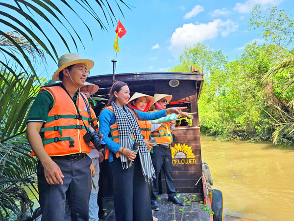 Khai thác lợi thế tiềm năng du lịch sinh thái miệt vườn. Ảnh: NG. HÂN

