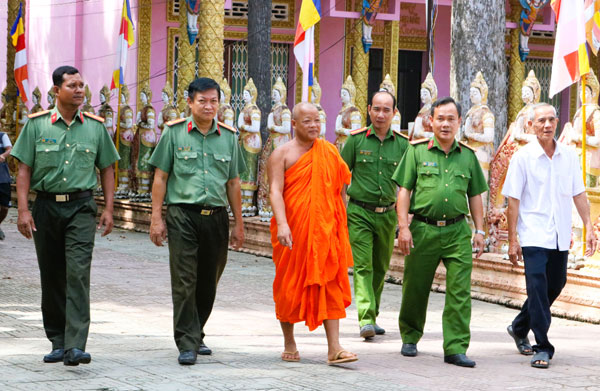 Ông Trần Kẹo (thứ nhất bên phải) thường xuyên tiếp xúc, trao đổi thông tin tuyên truyền với lực lượng công an các cấp.

