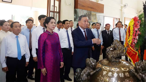 Tổng Bí thư, Chủ tịch nước Tô Lâm và Phu nhân cùng Đoàn đại biểu cấp cao Việt Nam dâng hương, dâng hoa tại Khu di tích Chủ tịch Hồ Chí Minh ở tỉnh Udon Thani (Thái Lan). (Ảnh: TTXVN)
