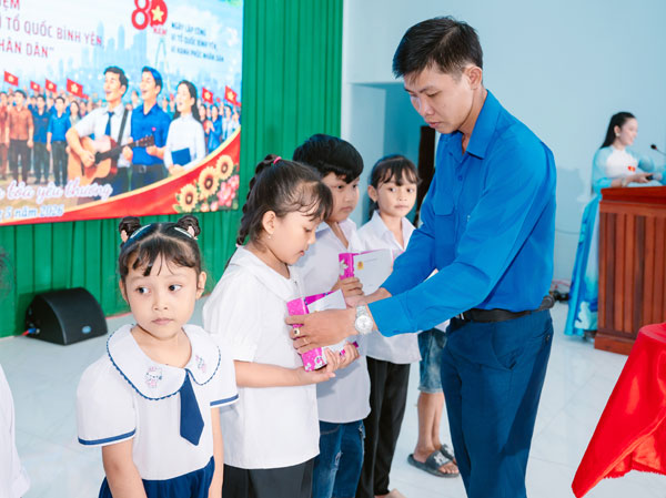 Anh Võ Yến Thanh- Bí thư Đoàn xã Châu Thành trao quà hỗ trợ học sinh hoàn cảnh khó khăn.

