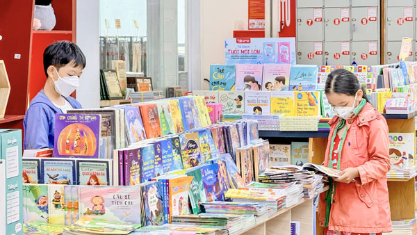 Nhiều phụ huynh hướng dẫn con em lựa chọn sản phẩm mang tính giáo dục, phát triển tư duy và kỹ năng trong dịp hè. Ảnh: THẢO TIÊN

