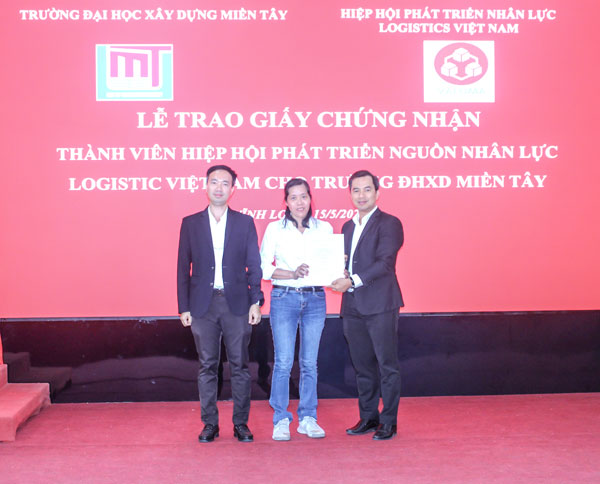 Đại diện Trường ĐH Xây dựng Miền Tây nhận giấy chứng nhận thành viên Hiệp hội Phát triển nguồn nhân lực Logistics Việt Nam.

