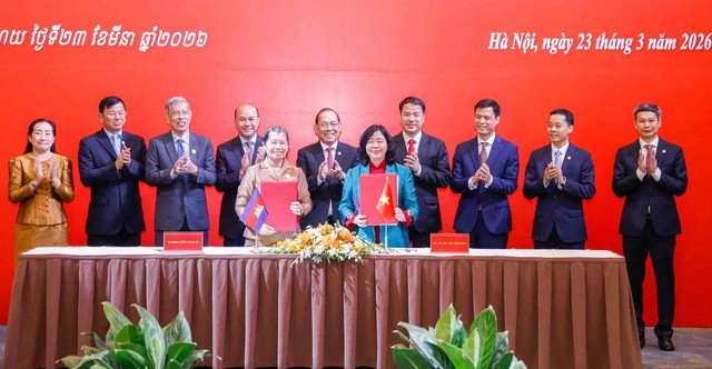 Chủ tịch Ủy ban T.Ư MTTQ VN Bùi Thị Minh Hoài và bà Men Sam An, Phó chủ tịch Đảng Nhân dân Campuchia, Chủ tịch Hội đồng quốc gia Mặt trận đoàn kết phát triển Tổ quốc Campuchia, Chủ tịch Hội Hữu nghị Campuchia - VN, ký kết thỏa thuận hợp tác giai đoạn 2026 - 2031

ẢNH: QUANG VINH

