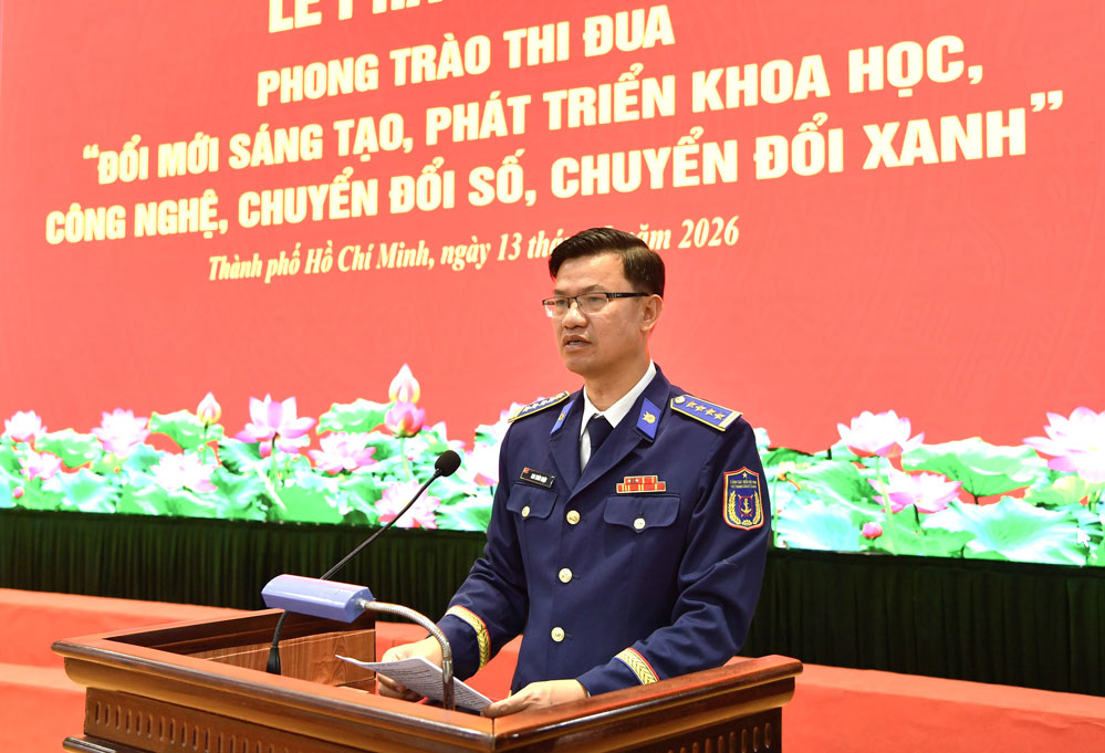 Đại tá Cao Xuân Quận - Phó Chính ủy, Phó Chủ tịch Thường trực Hội đồng Thi đua - Khen thưởng Bộ Tư lệnh Vùng Cảnh sát biển 3 phát biểu tại lễ phát động.