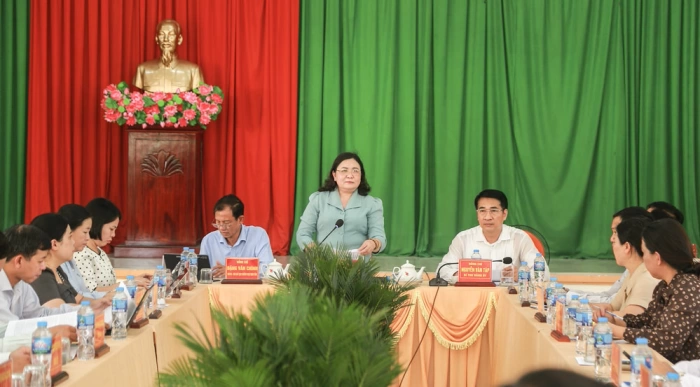 Phó Bí thư Thường trực Tỉnh ủy Hồ Thị Hoàng Yến làm việc với Ban Thường vụ Đảng ủy xã Tân Lược