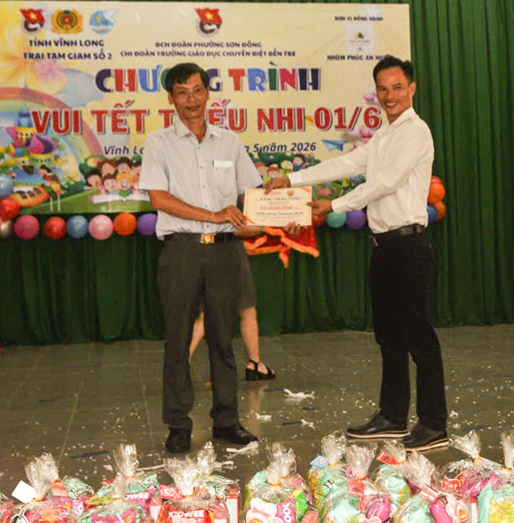  Đơn vị tài trợ trao bảng tượng trưng tặng quà cho Ban Giám hiệu nhà trường.