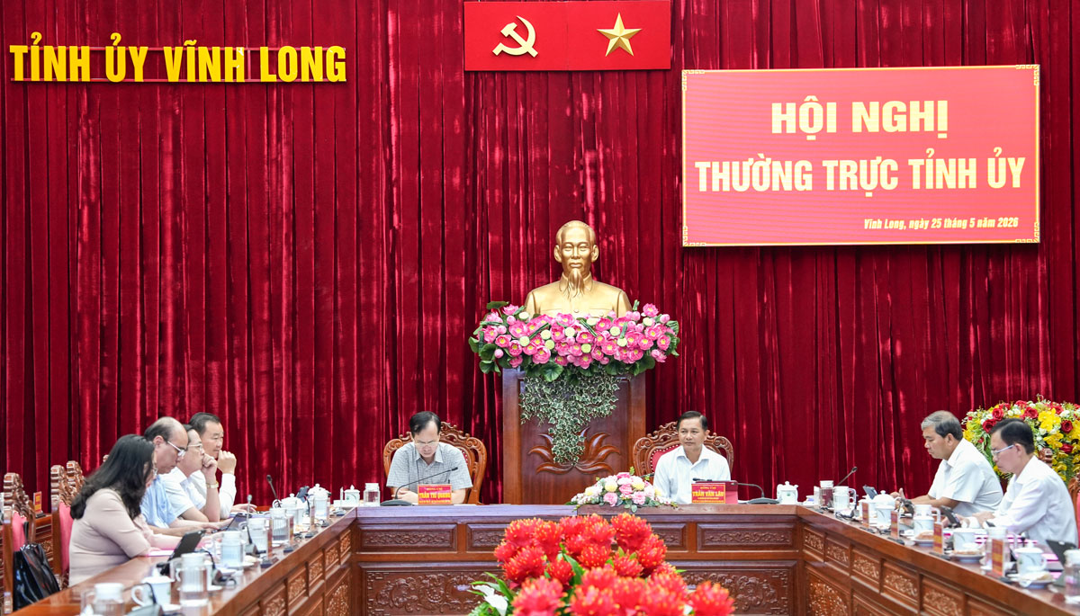 Bí thư Tỉnh ủy Trần Văn Lâu và Chủ tịch UBND tỉnh Trần Trí Quang cùng chủ trì hội nghị.