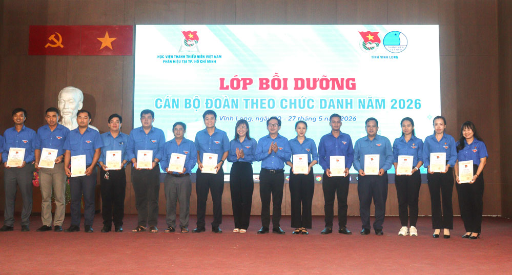 Trao giấy chứng nhận cho các học viên.
