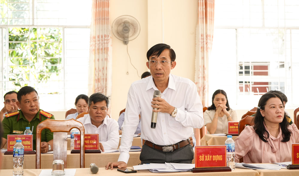 Thành viên đoàn công tác phát biểu đóng góp, làm rõ các kiến nghị, đề xuất của địa phương.