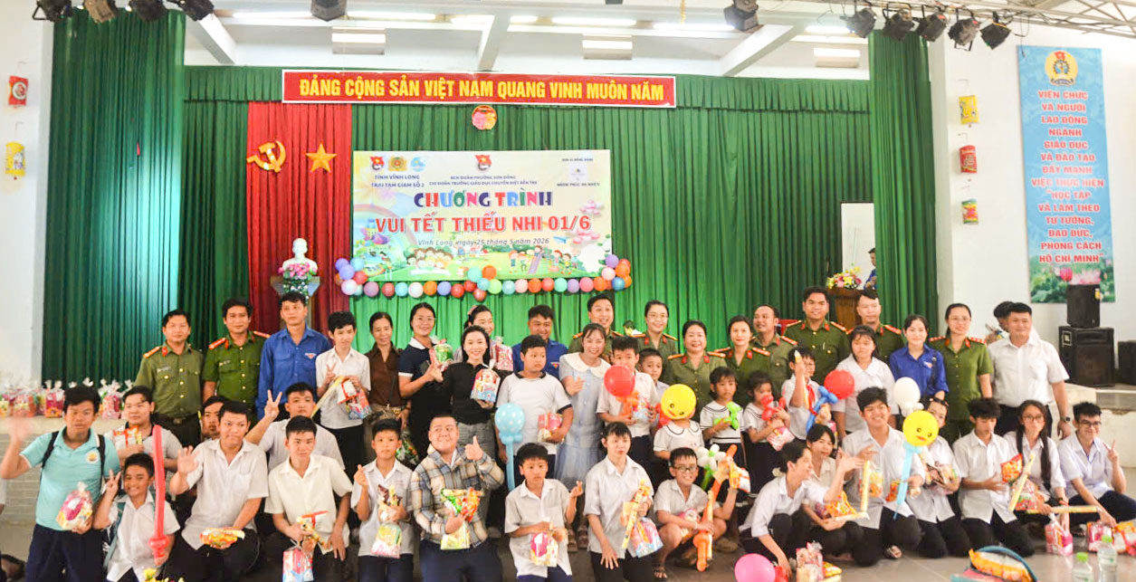  Đại biểu chụp hình cùng các em học sinh.