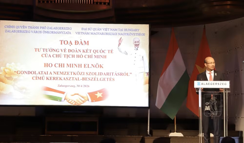 Đại sứ Bùi Lê Thái phát biểu tại Tọa đàm về “Tư tưởng của Chủ tịch Hồ Chí Minh về đoàn kết quốc tế”. (Ảnh do Đại sứ quán Việt Nam tại Hungary cung cấp)