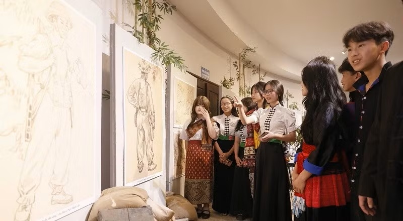 Không chỉ có các cựu chiến binh, Triển lãm thu hút đông đảo học sinh con em đồng bào các dân tộc thiểu số trên địa bàn tỉnh về tham quan, cảm nhận.