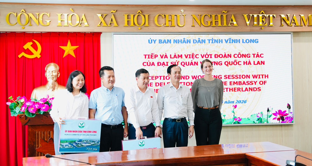 Phó Bí thư Tỉnh ủy, Chủ tịch UBND tỉnh Trần Trí Quang tặng quà lưu niệm cho bà Merel van der Ven, ông Ngô Sỹ Cường và ông Lê Quốc Hùng.