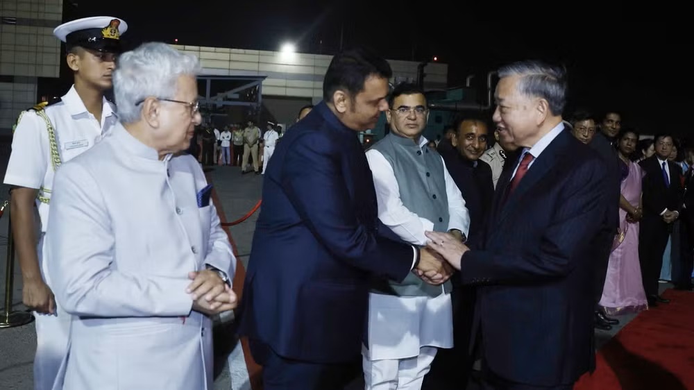 Các quan chức thành phố Mumbai tiễn Tổng Bí thư, Chủ tịch nước Tô Lâm tại sân bay quốc tế Chhatrapati Shivaji Maharaj. (Ảnh: Thống Nhất-TTXVN)