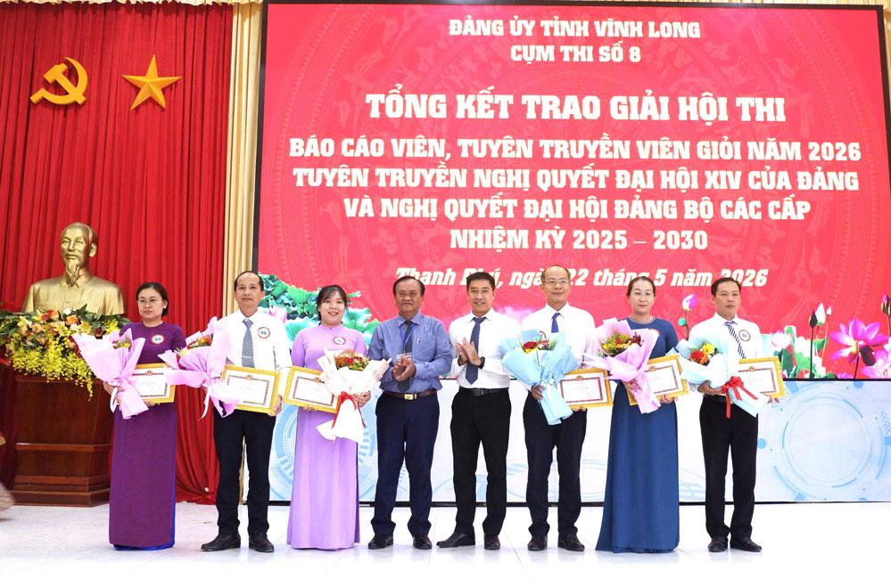 Trao giải khuyến khích cho các thí sinh