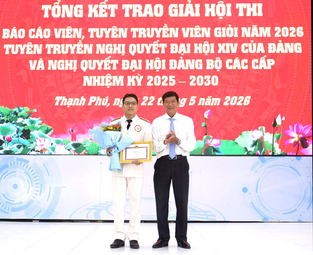 Thí sinh Nguyễn Thanh Tùng đến từ Đảng ủy xã Thạnh Phú xuất sắc đạt giải Nhất hội thi.