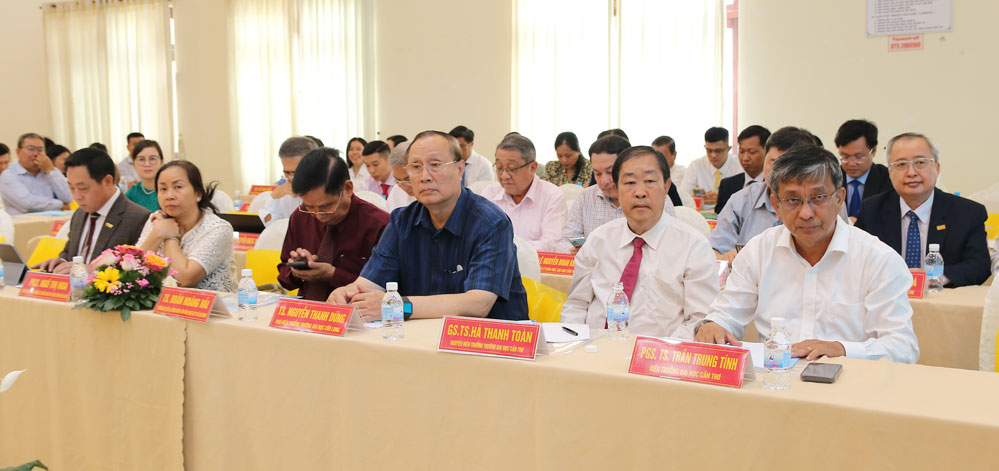 Đại biểu tham dự hội thảo.