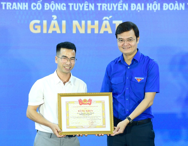 Anh Bùi Quang Huy trao giải nhất cho tác giả đoạt giải.

