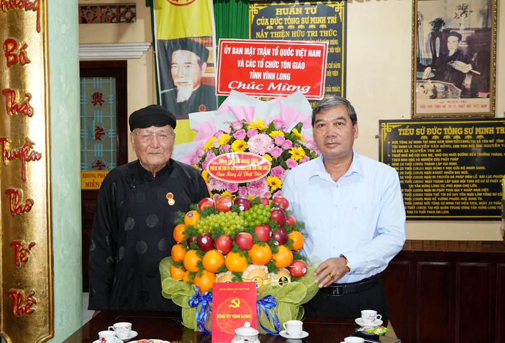 Đồng chí Kim Ngọc Thái- Phó Bí thư Tỉnh ủy, Chủ tịch Ủy ban MTTQ Việt Nam tỉnh tặng quà chúc mừng Ban Trị sự Tịnh độ Cư sĩ Phật hội Việt Nam tỉnh và Giảng sư Huỳnh Kim Quang.