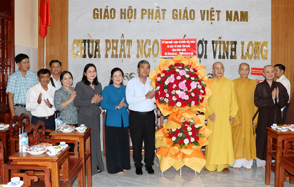 Đồng chí Kim Ngọc Thái- Phó Bí thư Tỉnh ủy, Chủ tịch Ủy ban MTTQ Việt Nam tỉnh cùng đoàn chúc mừng Ban Trị sự Giáo hội Phật giáo Việt Nam tỉnh và Thượng tọa Thích Lệ Lạc.