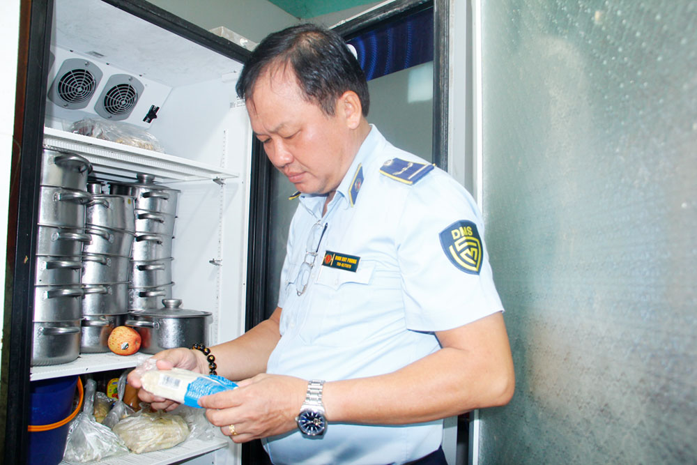 Đoàn kiểm tra liên ngành về an toàn thực phẩm kiểm tra cơ sở kinh doanh ăn uống trên địa bàn phường Phước Hậu.
