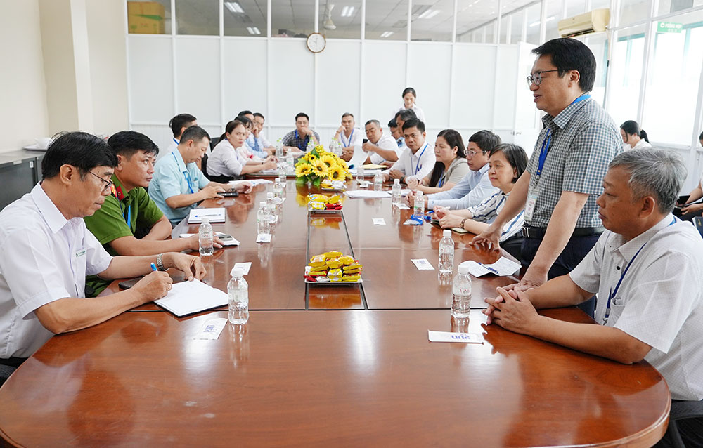 Đoàn kiểm tra bếp ăn tập thể tại doanh nghiệp trên địa bàn xã Phú Quới.