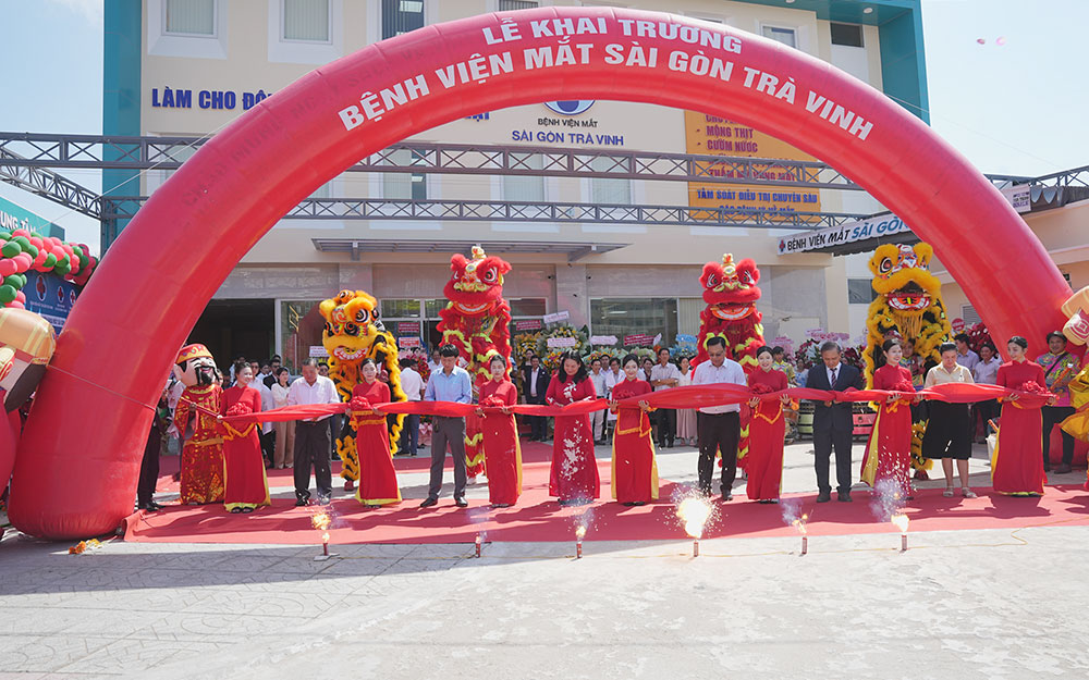Nghi thức cắt băng khai trương Bệnh viện Mắt Sài Gòn Trà Vinh.