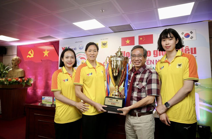 Đại diện CLB VTV Bình Điền Long An chụp ảnh lưu niệm cùng chiếc cúp của Giải bóng chuyền nữ quốc tế Cúp VTV9 - Bình Điền 2026 - Ảnh: ĐỨC PHƯƠNG