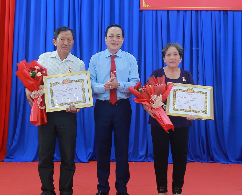 Đồng chí Lâm Minh Đằng trao Huy hiệu 50 và 45 năm tuổi Đảng cho các đảng viên.