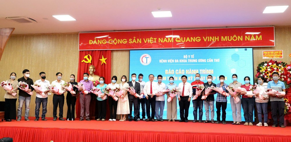 Lãnh đạo bệnh viện tặng hoa, quà cho các gia đình, thân nhân hiến tạng tại bệnh viện.