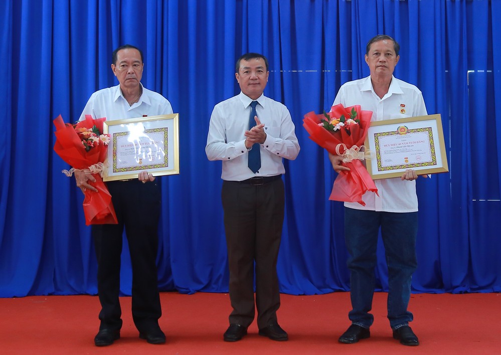 Đồng chí Ngô Tùng Dũng – Bí thư Đảng ủy phường Cái Vồn trao Huy hiệu 40 năm tuổi Đảng cho các đảng viên.