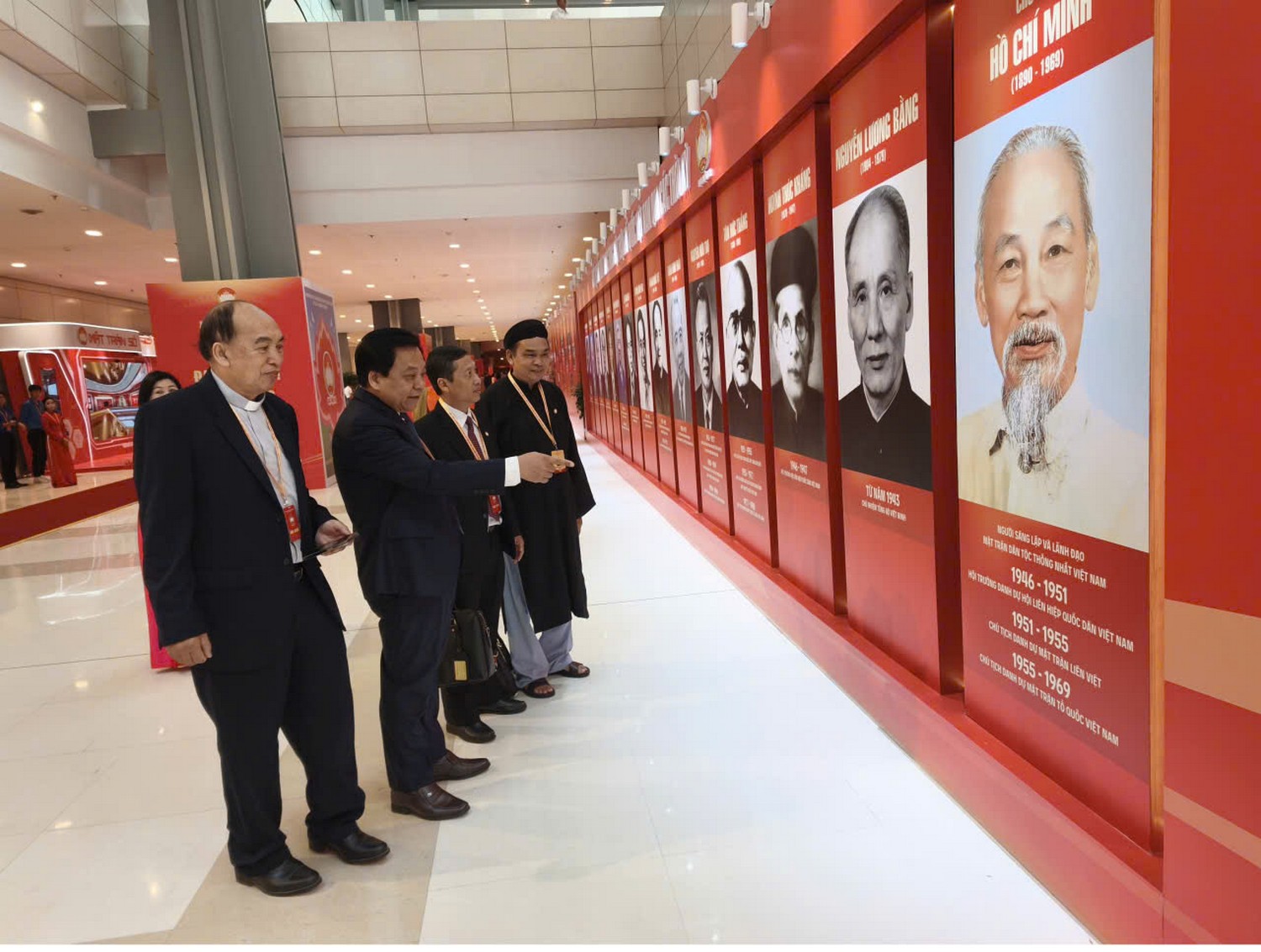 Đại biểu tham quan không gian triển lãm tại đại hội.