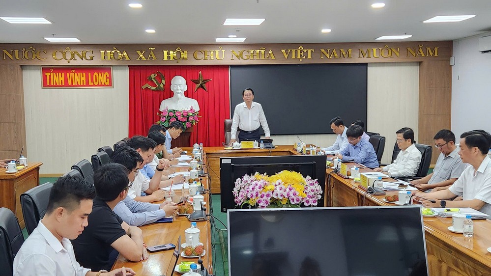 Phó Chủ tịch UBND tỉnh Nguyễn Quỳnh Thiện phát biểu chỉ đạo tại cuộc họp.