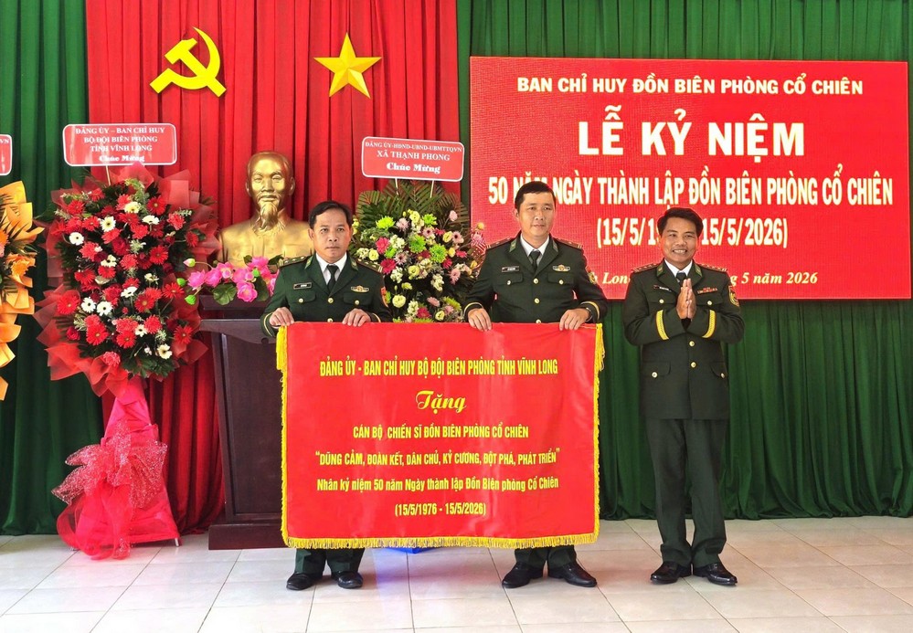 Thượng tá Đỗ Thanh Thuần, Phó Chỉ huy trưởng - Tham mưu trưởng BĐBP tỉnh trao cho cán bộ, chiến sĩ Đồn Biên phòng Cổ Chiên bức trướng “Dũng cảm, đoàn kết, dân chủ, kỷ cương, đột phá, phát triển”.

