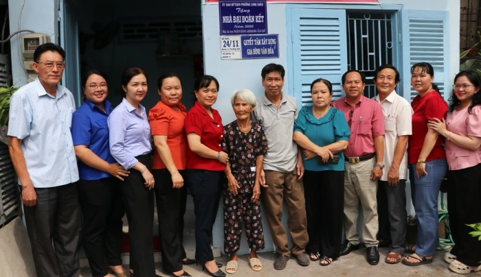 MTTQ phường Long Châu trao nhà đại đoàn kết cho hộ cận nghèo