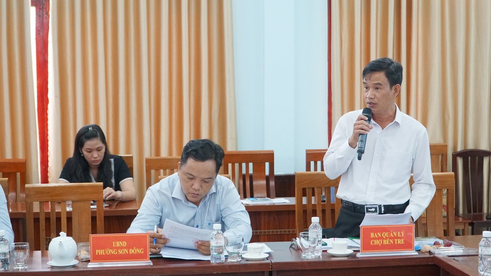 Các đại biểu trao đổi tại hội nghị.